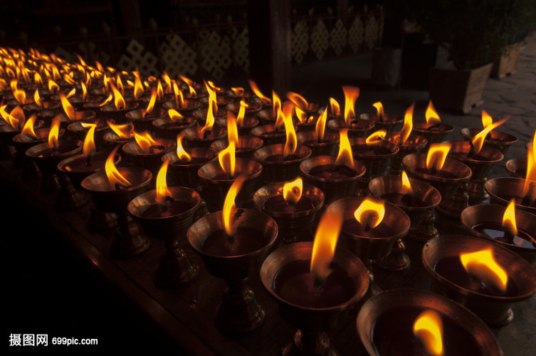 西藏寺庙香火 酥油灯与蜡烛的宗教文化象征